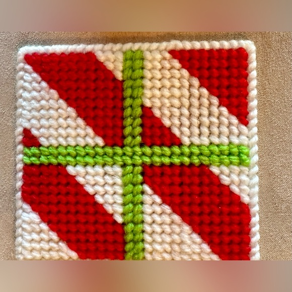 New Handmade Christmas Yarn & Needlepoint set of 6 Coasters in Holder. Vintage - Picture 7 of 13